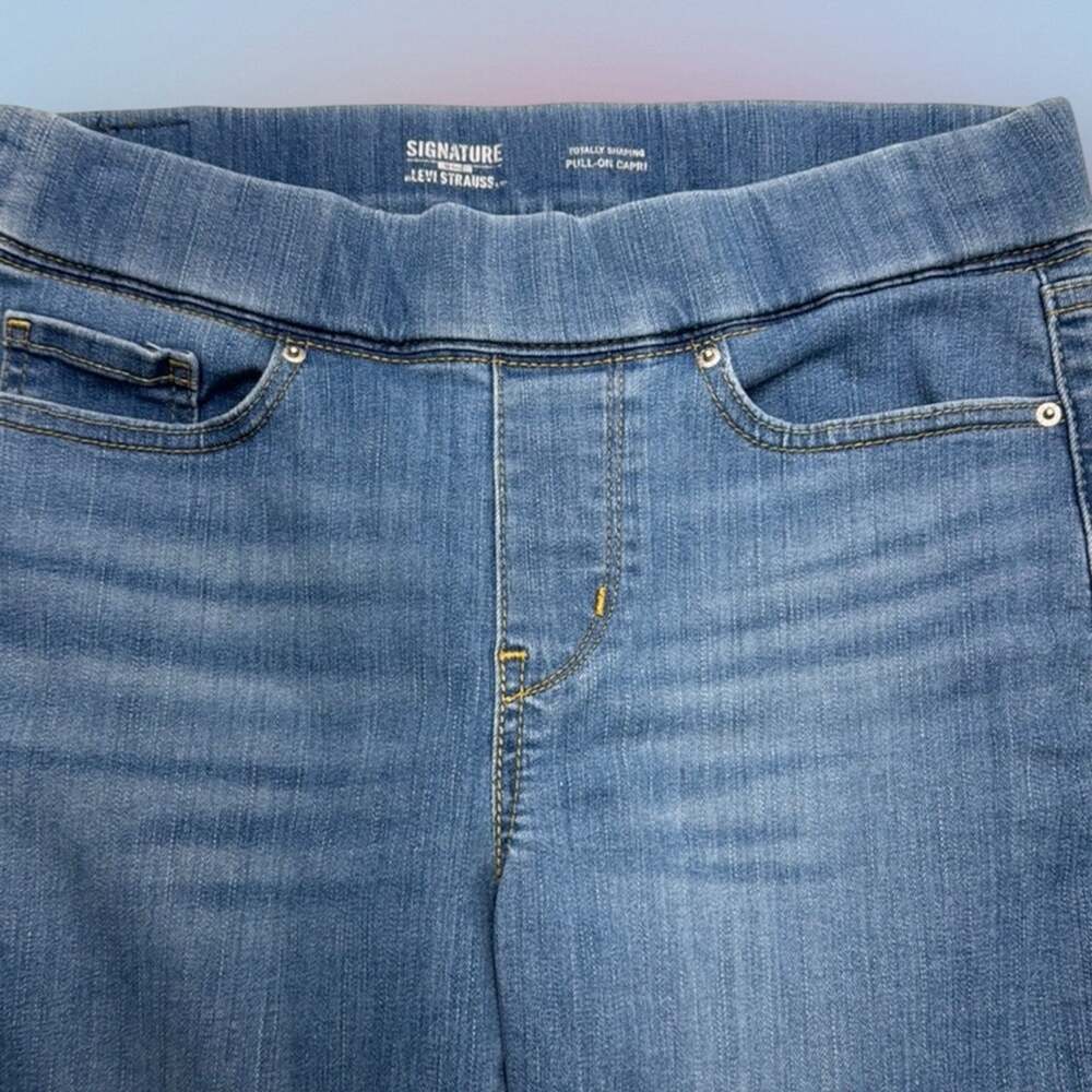 SIGNATURE by LEVI’S Women’s 4 PULL ON CAPRI Blue Jeans
